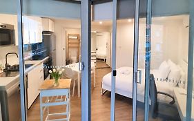 Dana-Cozy Studio With Shared Entry In The City